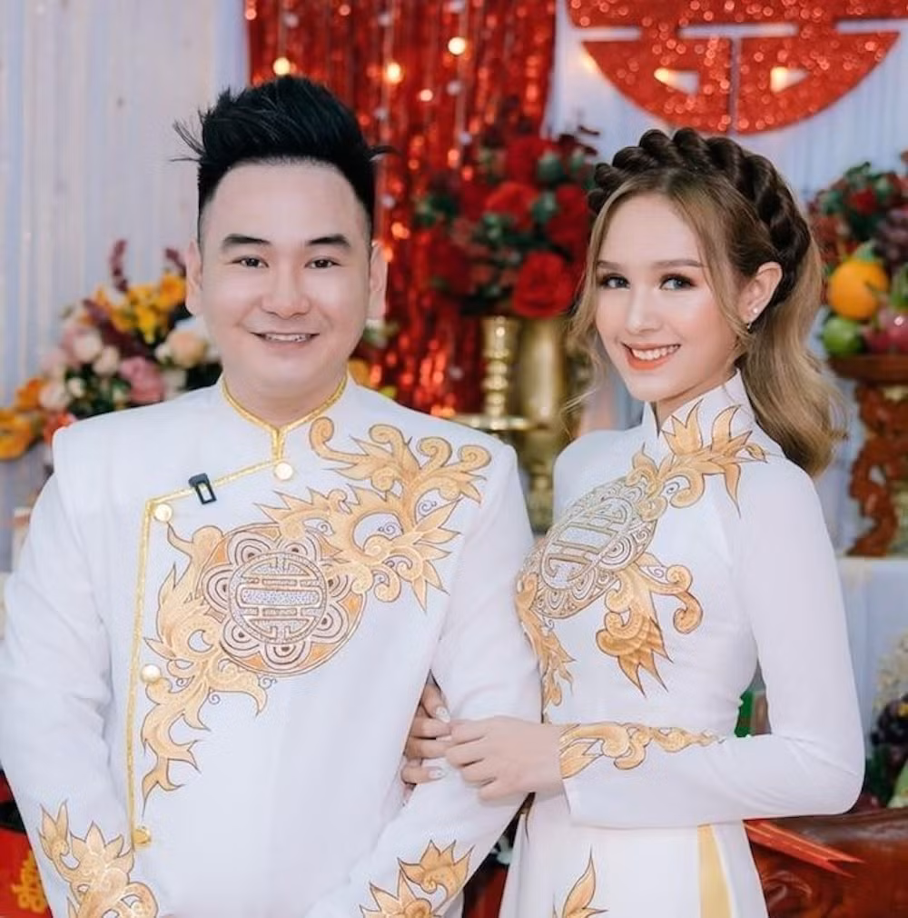 Nhan sắc của Xoài Non luôn là thứ khiến dân tình xuýt xoa ghen tị. 10x sở hữu gương mặt trắng trẻo, thon gọn, đôi mắt to tròn, sống mũi cao, nụ cười rạng rỡ “đốn tim” người đối diện.