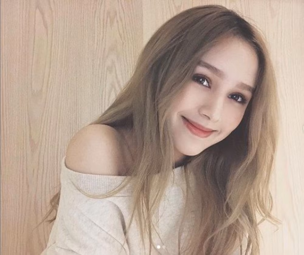 Hot girl cùng tên Trang này nổi tiếng không kém cạnh gì khi trở thành bạn gái, là vợ của chàng streamer giàu nhất Việt Nam Xemesis, cô nàng được Xemesis gọi với cái tên cực yêu là Xoài Non.