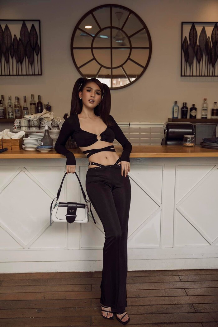 Ngọc Trinh cũng bắt chước người chị em Chi Pu và chân dài Kendall Jenner để mua set đồ lộ khéo dây trong một bộ ảnh thời trang trước đây.