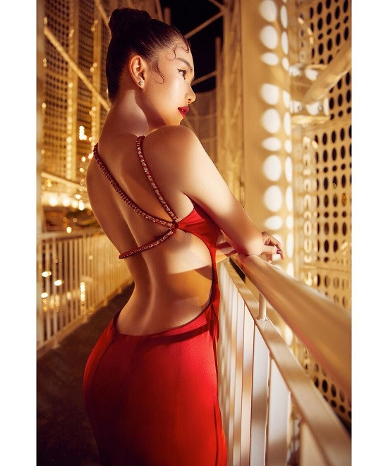 Đặc biệt, Ngọc Trinh không ngần ngại khoe tấm lưng trần gợi cảm trước nhiều ống kính của giới truyền thông và người hâm mộ.