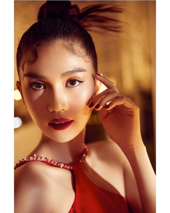 Chiếc váy đã tôn lên nét đẹp gợi cảm của Ngọc Trinh.