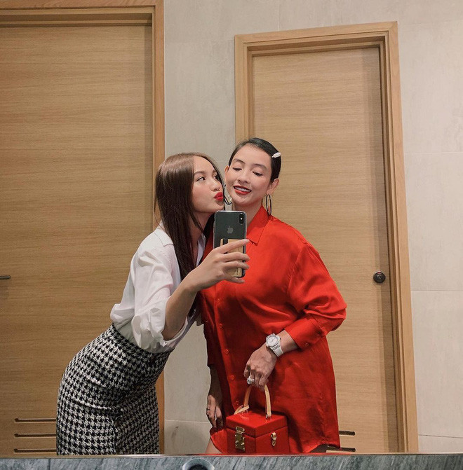 Bản thân Mai Tây cũng thường gọi mẹ Đình Khang là "chị" mẹ chứ không chỉ là mẹ đơn thuần.