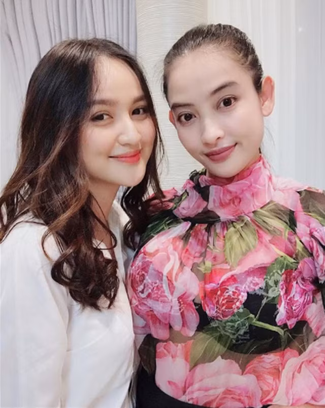 Dù năm nay đã 38 tuổi nhưng cô Thuỷ - mẹ bạn trai của Mai Tây vẫn cực kỳ trẻ trung, từ trang phục, đầu tóc đến cách trang điểm đều toát lên vẻ sành điệu, sang trọng.