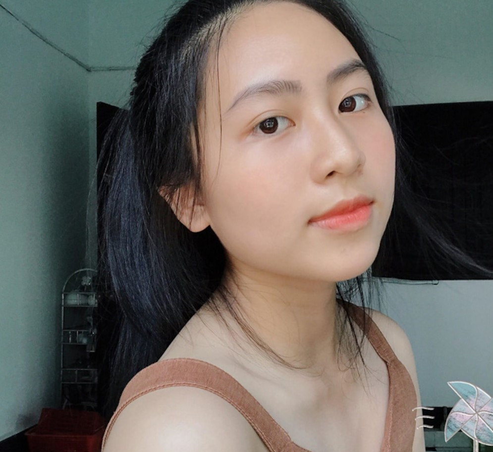 Ngoài là một học sinh giỏi cô nàng cũng tham gia làm người mẫu ảnh và có tài đàn hát, bán hàng online trên mạng. Ảnh: Tổng hợp Internet