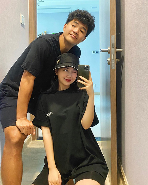 Từ khi công khai hẹn hò, Hà Đức Chinh và bạn gái rất ít khi khoe ảnh bên nhau. Tuy nhiên mỗi lần khoe ảnh, ''Chinh Đen'' và nàng hot girl lại khiến dân tình thích thú.