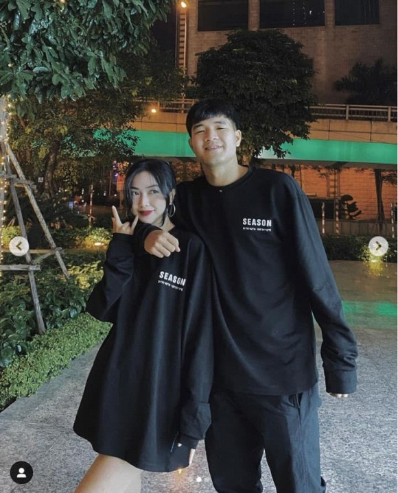 Mới đây, bạn gái Hà Đức Chinh đã tự tay đăng hình ảnh diện đồ đôi cùng bạn trai. Cô nàng chia sẻ: "Hãy tìm cho mình một người bạn để có thể cùng nhau nổi bật giữa đám đông".