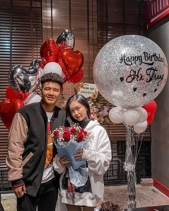 Bài viết của Mai Hà Trang nhận về lượng tương tác khá cao. Nhiều cư dân mạng gửi lời chúc đến cặp đôi và mong Hà Đức Chinh sẽ có cái kết viên mãn như Công Phượng, Văn Đức hay Bùi Tiến Dũng.