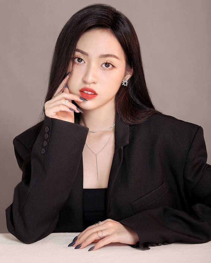 Trần Thanh Tâm hay còn được biết tới bằng biệt danh hot girl "bắp cần bơ" là nhân vật từng khiến CĐM quan tâm. Nàng hot girl "gây bão" với những video "thả thính" trên mạng xã hội và sự nổi tiếng của cô cũng kèm theo những tai tiếng không đáng có từ loạt phát ngôn.