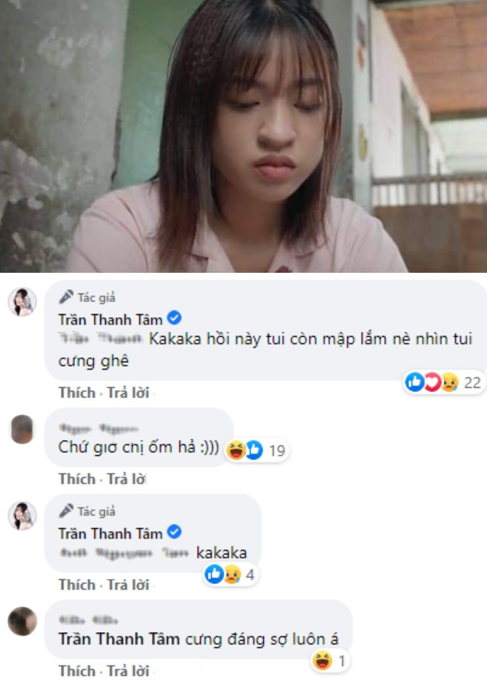 Phía dưới bài đăng, ngoài những lời khen tích cực thì còn có luồng bình luận tiêu cực. Một khán giả đã đính kèm bức ảnh mặt mộc của Thanh Tâm cắt ra từ một phân đoạn phim và mạnh dạn nói rằng: "Mặt mộc của chị Tâm không hề giả trân nhe mọi người!".
