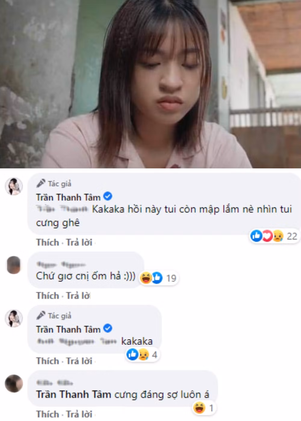 Phía dưới bài đăng, ngoài những lời khen tích cực thì còn có luồng bình luận tiêu cực. Một khán giả đã đính kèm bức ảnh mặt mộc của Thanh Tâm cắt ra từ một phân đoạn phim và mạnh dạn nói rằng: "Mặt mộc của chị Tâm không hề giả trân nhe mọi người!".
