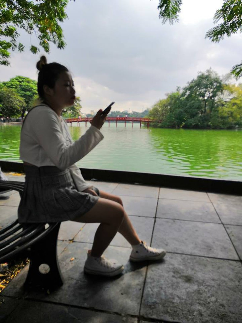 Chụp ngược sáng khiến khuôn mặt cô gái "tối thui".