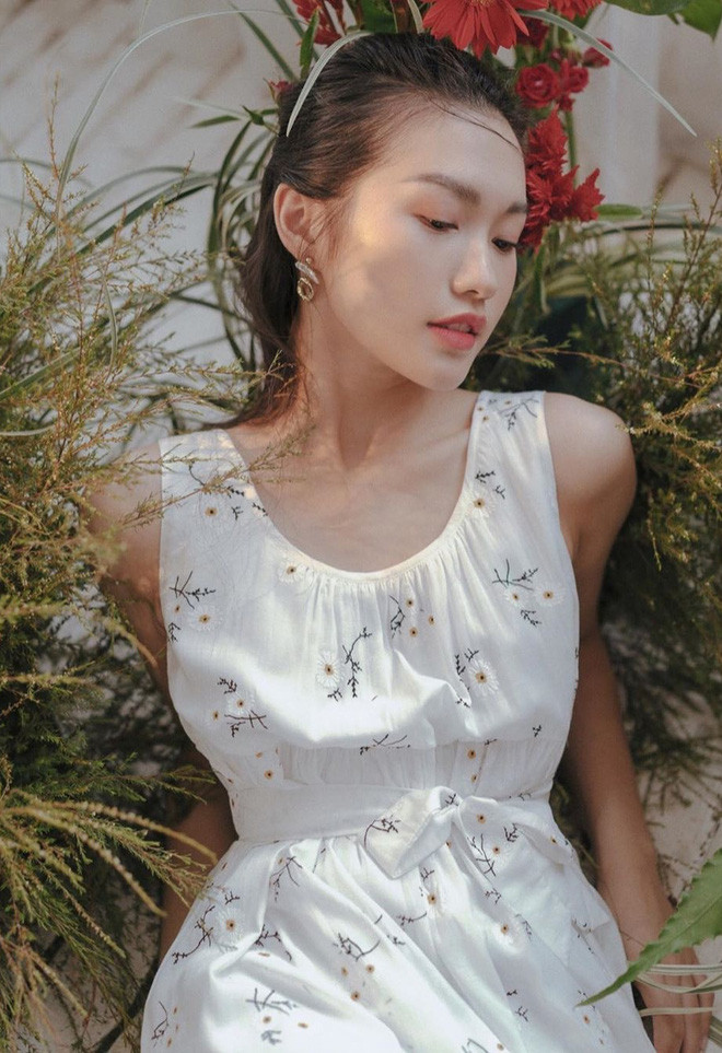 Hiện tại, Hải My đang là sinh viên năm 2 Đại học Luật Hà Nội. Không chỉ có nhan sắc được dự đoán sẽ làm nên chuyện, cô bạn còn sở hữu thành tích học tập đáng ngưỡng mộ như 12 năm liên tiếp là HSG, tiếng Anh IELTS 7.0, tiếng Trung giao tiếp,...