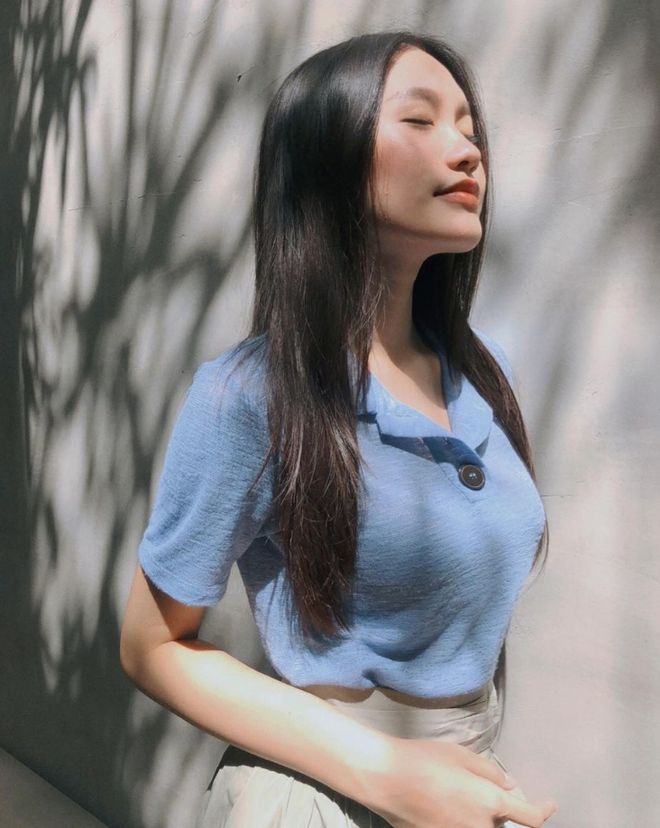 Trong cuộc sống thường ngày, chân dài 19 tuổi phối đồ cũng rất "ra gì và này nọ", toát lên nét sang chảnh của một cô tiểu thư con nhà giàu.