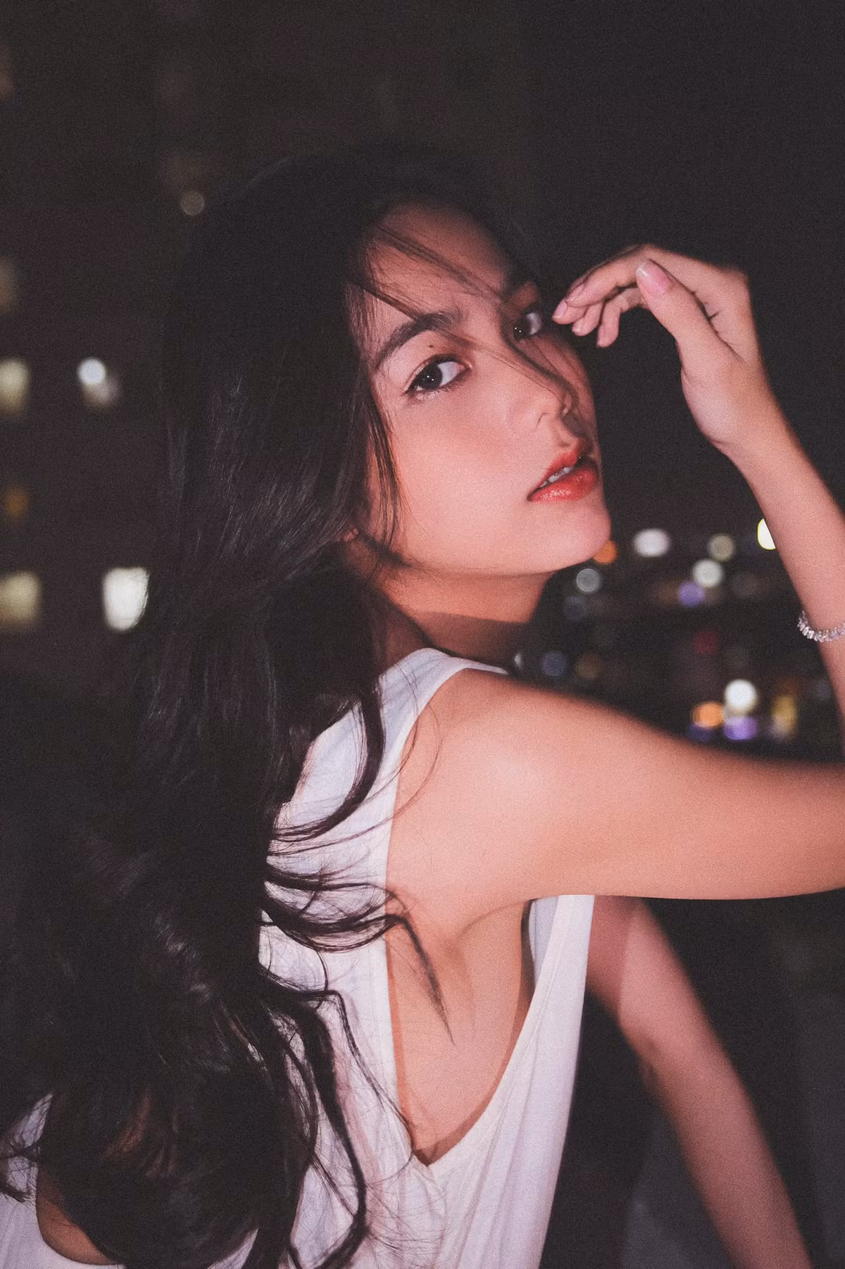 Được mệnh danh là hot girl Sài Thành, cô nàng gây ấn tượng với chiều cao 1m65, nặng 45kg, số đo 3 vòng chuẩn: 90-60-89.