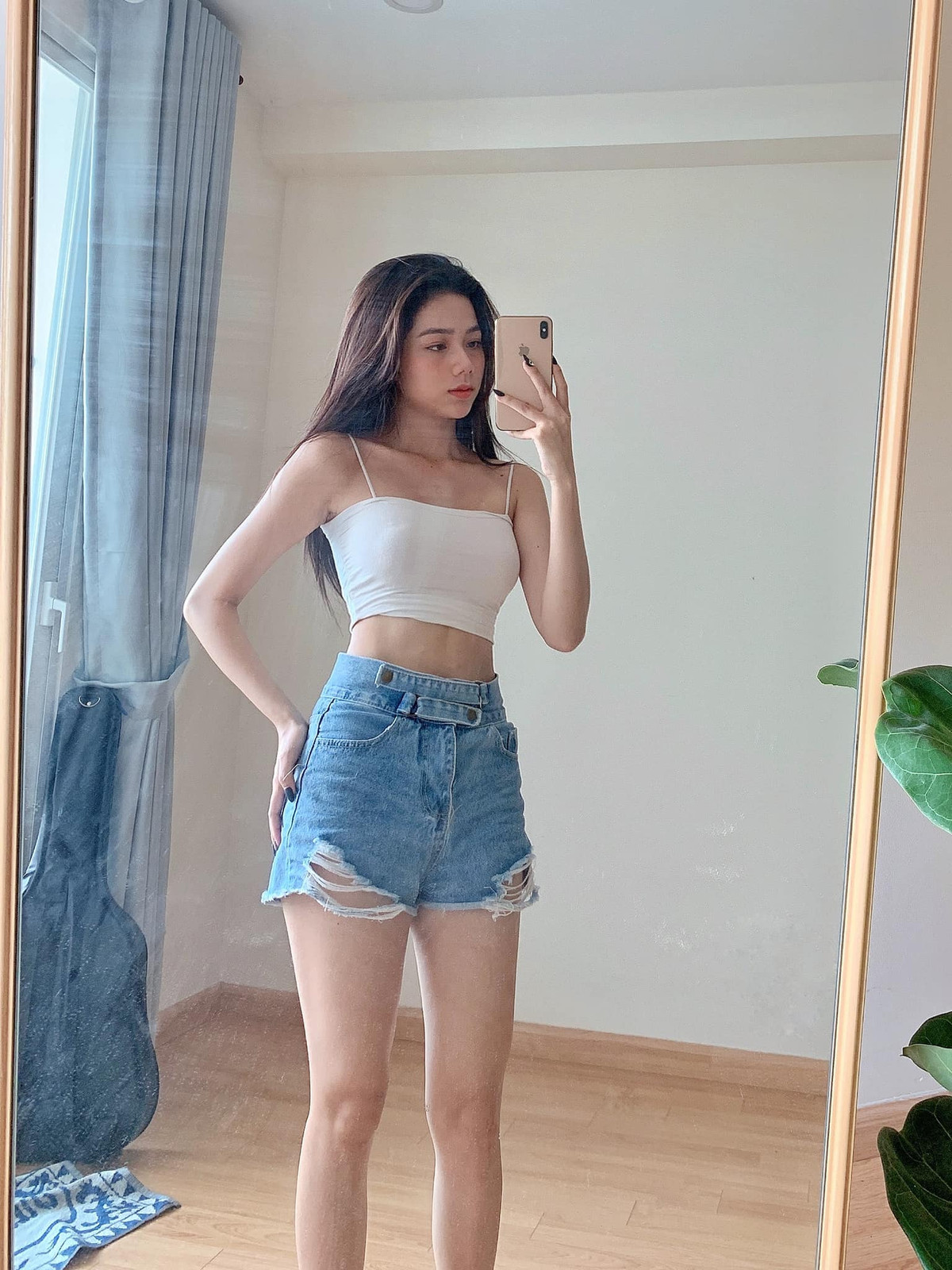 Biết được lợi thế của mình, Hằng luôn lựa chọn trang phục để khoe khéo vòng eo con kiến.