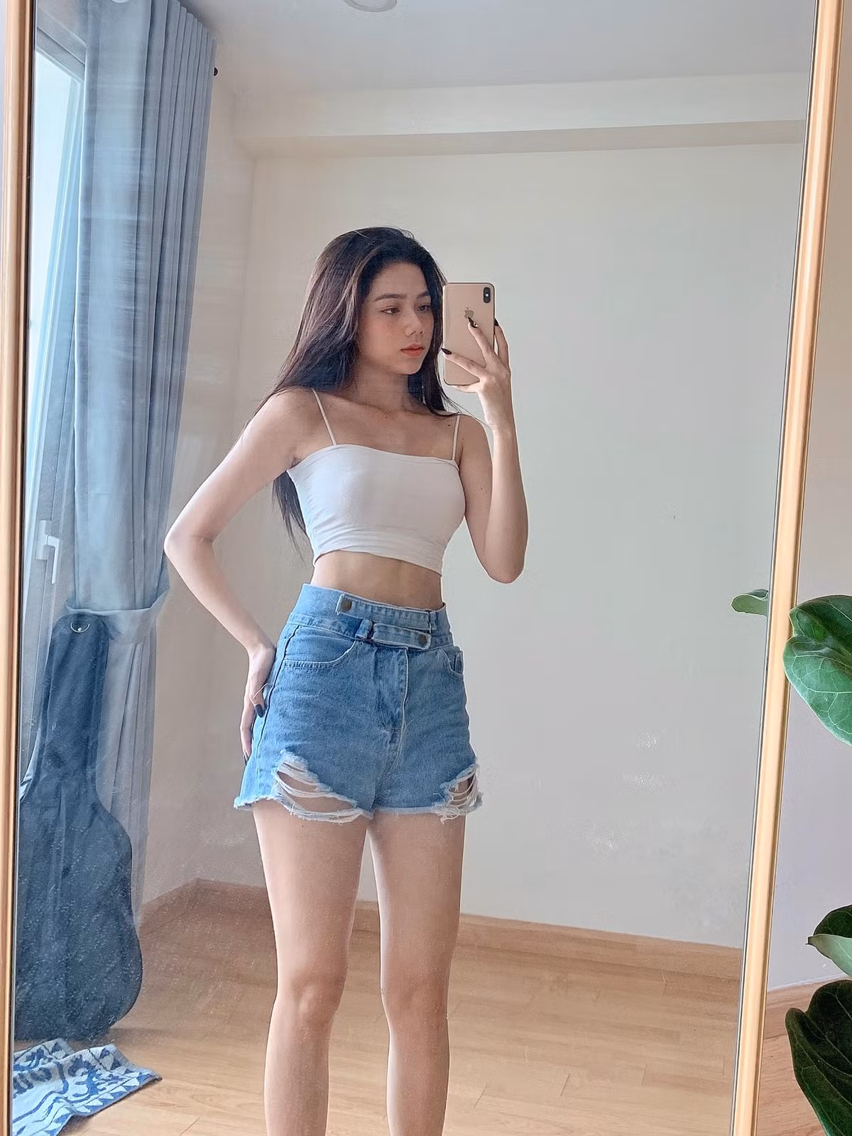 Biết được lợi thế của mình, Hằng luôn lựa chọn trang phục để khoe khéo vòng eo con kiến.