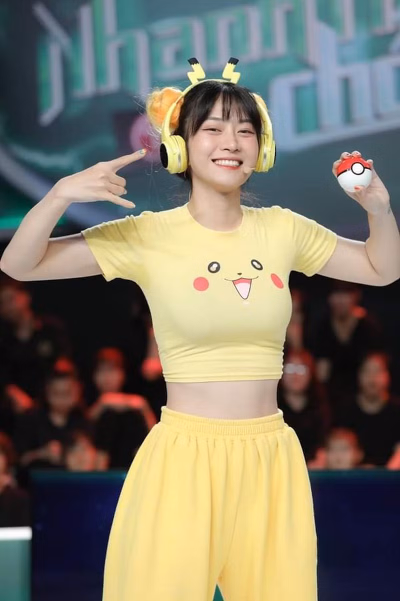 Tao dang khieu khich, hot girl TikTok bi dan tinh ''nem da'' du doi