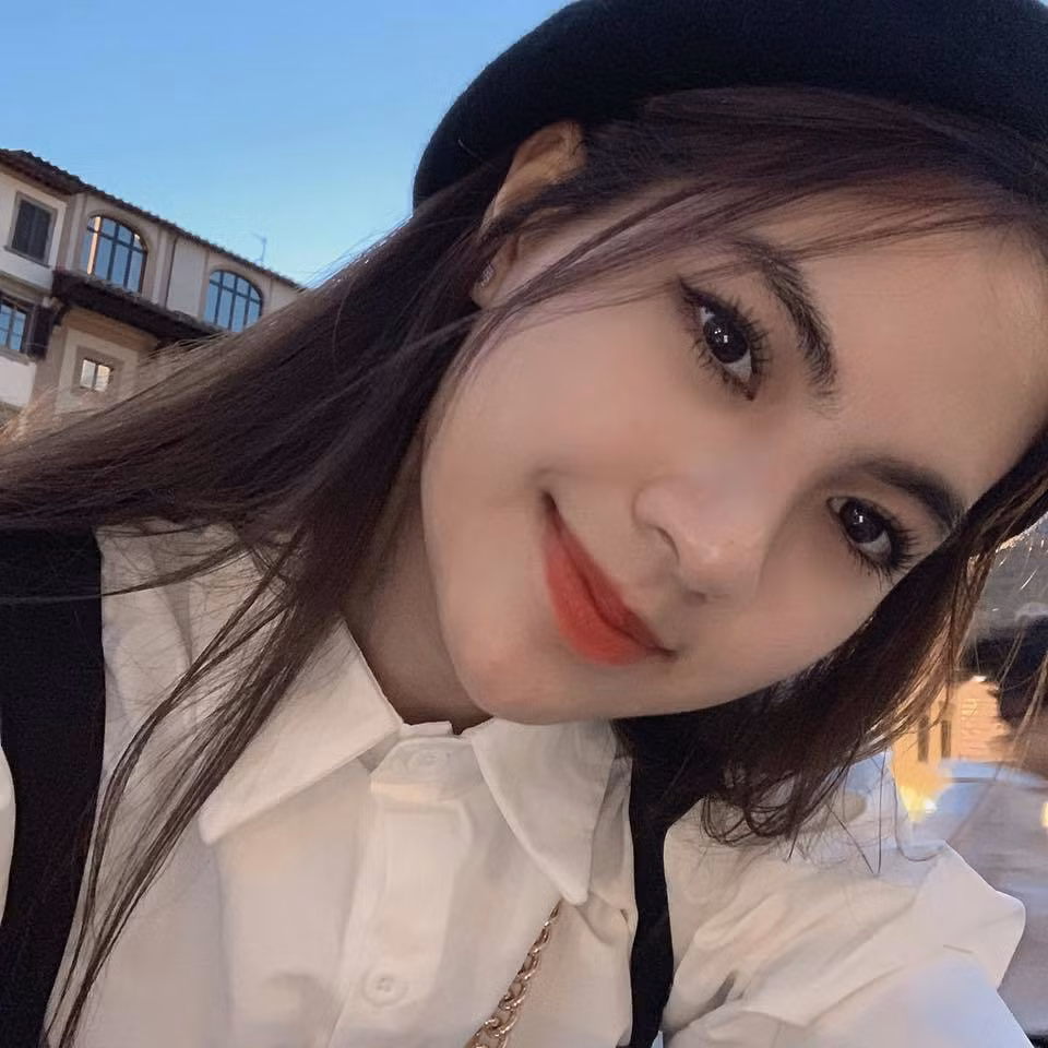 Ngay sau khi bị cư dân mạng chú ý, cô nhanh chóng có động thái chuyển Instagram sang chế độ riêng tư khiến cư dân mạng tiếc hùi hụi vì không kịp ngắm ảnh của cô nàng.