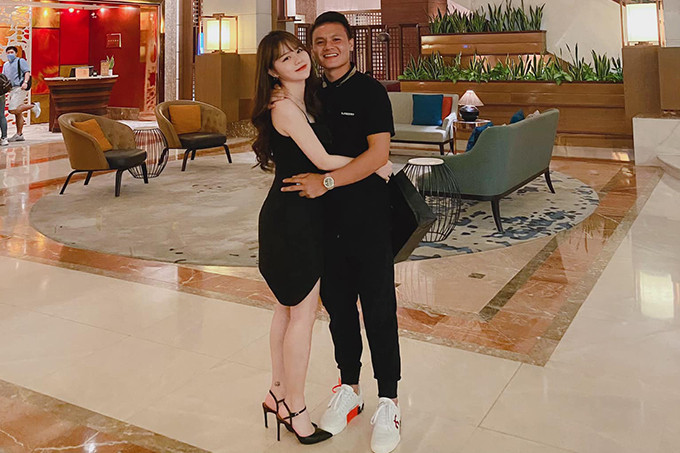 Tưởng như Quang Hải sẽ còn bận tâm tới chuyện tình với bạn gái cũ Huỳnh Anh thì chẳng ai ngờ, anh chàng gần đây lại có động thái đi “thả tim” cô gái khác khiến dân tình đặt ra nghi vấn là anh đã có "mối mới".