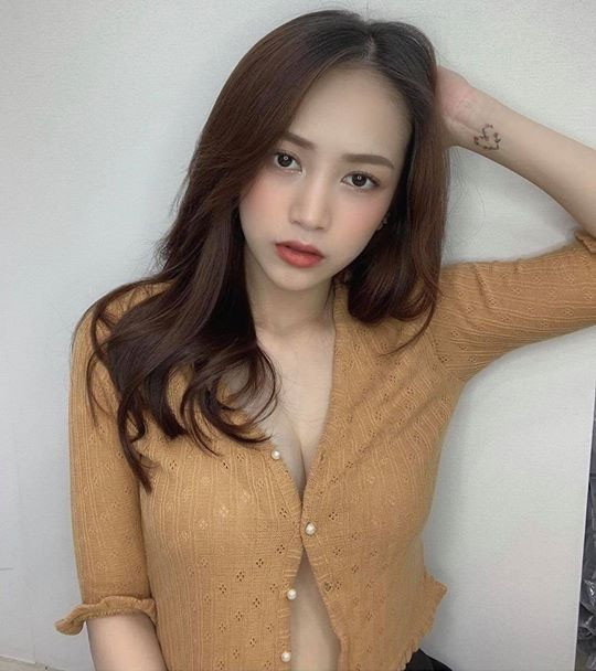 Sau khi gây chú ý với đám cưới nổi đình đám quy tụ nhiều sao Việt, Joyce Phạm luôn nhận về sự quan tâm cực lớn từ cộng đồng mạng. Đặc biệt, sau khi sinh nở, cô nàng nhanh chóng lấy lại được vóc dáng thon gọn vốn có của mình nên càng được chú ý nhiều hơn.