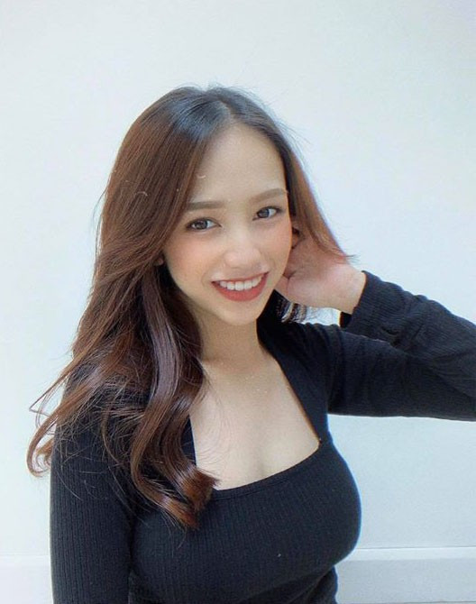 Bà mẹ một con nhận được nhiều lời khen khi nhan sắc ngày càng xinh đẹp cùng gu thời trang ổn định.