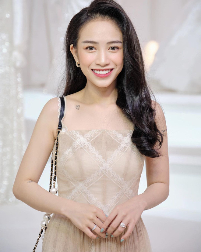 Đã trải qua sinh nở nhưng ái nữ nhà đại gia Minh Nhựa vẫn giữ được thân hình gọn gàng, không có chút mỡ thừa, đặc biệt gương mặt của cô nàng luôn rạng ngời, xinh đẹp đầy sức sống.