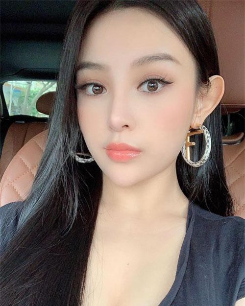 Huyền Baby sinh năm 1989, từng là hot girl đình đám một thời ở Hà Nội. Cô có thời gian hoạt động ca hát, lập nhóm nhạc chung với Hạnh Sino và Emily.