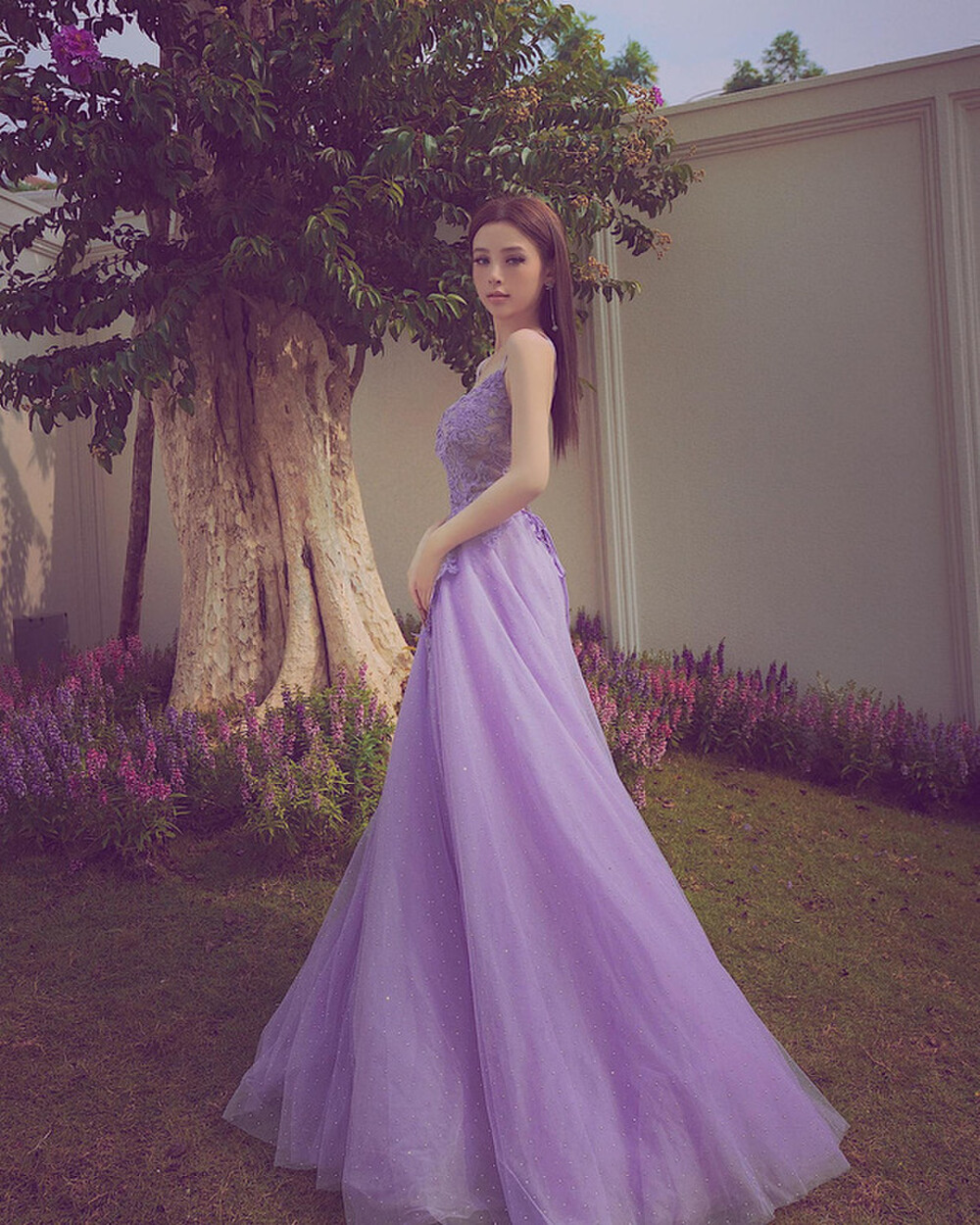 Mới đây, Huyền Baby đã đăng tải hình ảnh khoe diện váy công chúa cực xinh. Người đẹp vui vẻ tiết lộ chiếc váy cùng dàn cây hoa tím chính là món quà của mẹ chồng tặng.