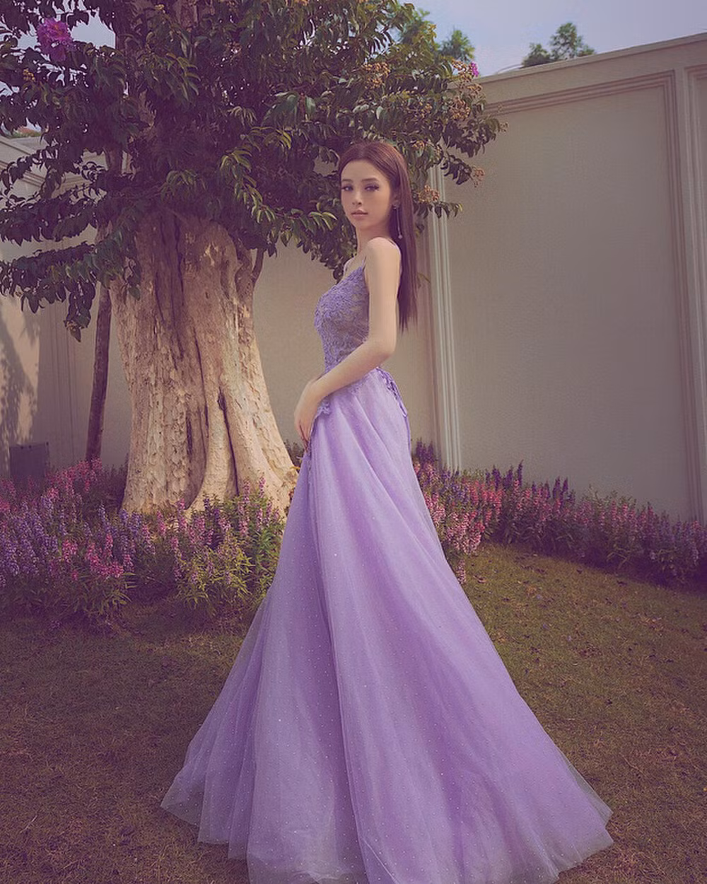 Mới đây, Huyền Baby đã đăng tải hình ảnh khoe diện váy công chúa cực xinh. Người đẹp vui vẻ tiết lộ chiếc váy cùng dàn cây hoa tím chính là món quà của mẹ chồng tặng.