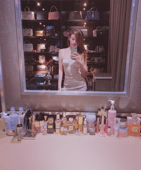 Cựu hot girl Huyền Baby từng khoe căn phòng ngập tràn váy, giày dép, túi xách hàng hiệu.