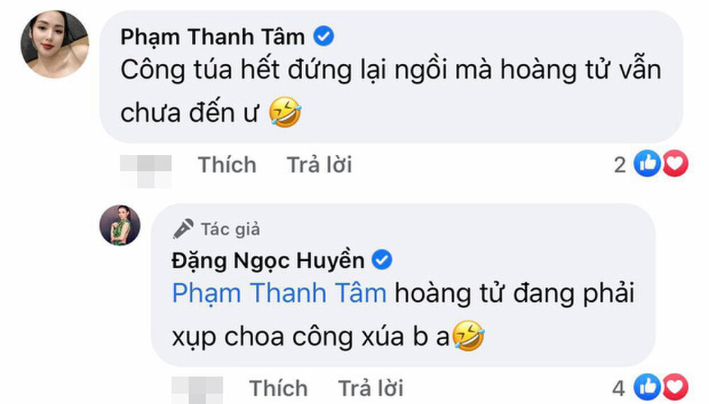 Chưa hết khoe mẹ chồng, Huyền Baby còn khiến nhiều chị em ghen tị vì có chồng quan tâm. Cụ thể, khi được cô bạn hỏi đùa: "Công chúa hết đứng lại ngồi mà Hoàng tử vẫn chưa đến ư?", bà mẹ hai con tiết lộ ngay: “Hoàng tử đang phải chụp cho công chúa bạn ạ!".