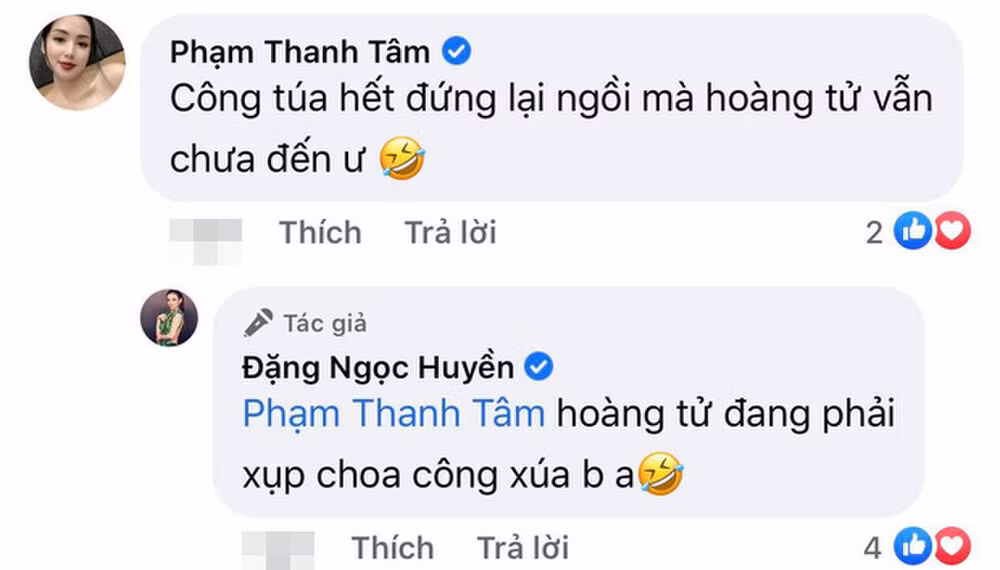 Chưa hết khoe mẹ chồng, Huyền Baby còn khiến nhiều chị em ghen tị vì có chồng quan tâm. Cụ thể, khi được cô bạn hỏi đùa: "Công chúa hết đứng lại ngồi mà Hoàng tử vẫn chưa đến ư?", bà mẹ hai con tiết lộ ngay: “Hoàng tử đang phải chụp cho công chúa bạn ạ!".