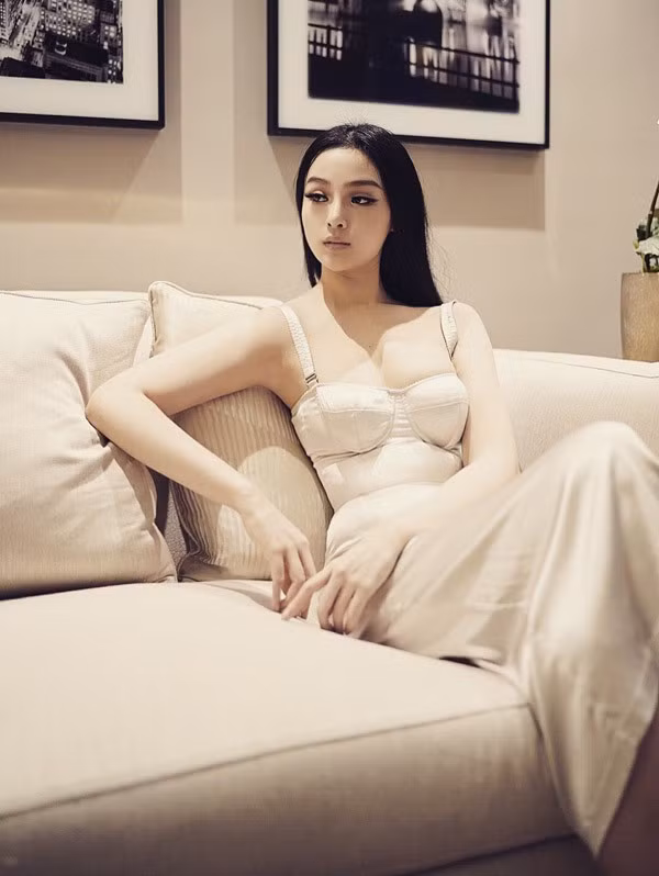 Kết hôn 7 năm và trở thành bà mẹ hai con, cựu hot girl Huyền Baby vẫn giữ được vẻ trẻ trung, xinh đẹp khiến nhiều người ngưỡng mộ.