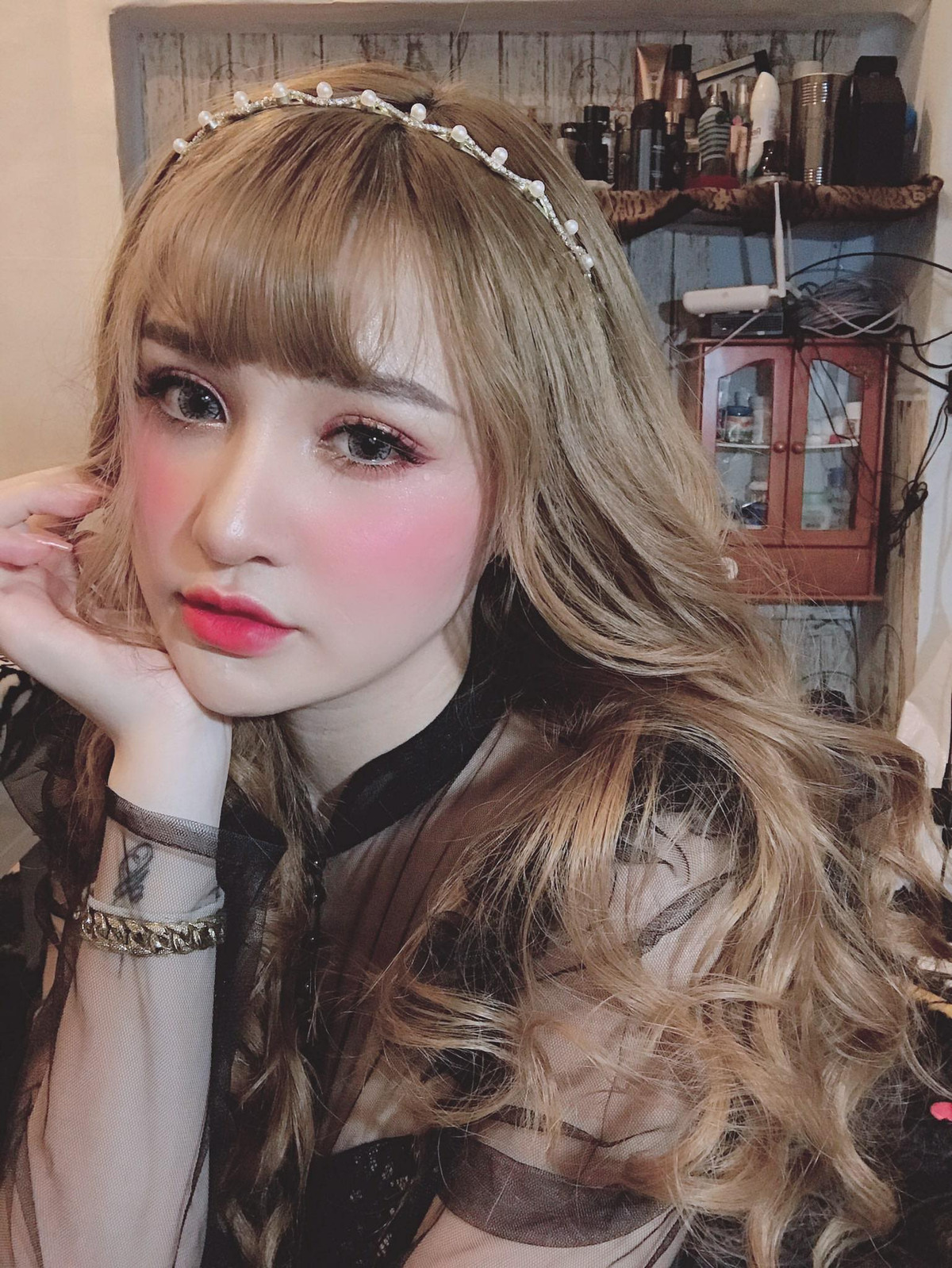 Thanh Vân nổi bật với làn da trắng sáng, mịn màng không tì vết.