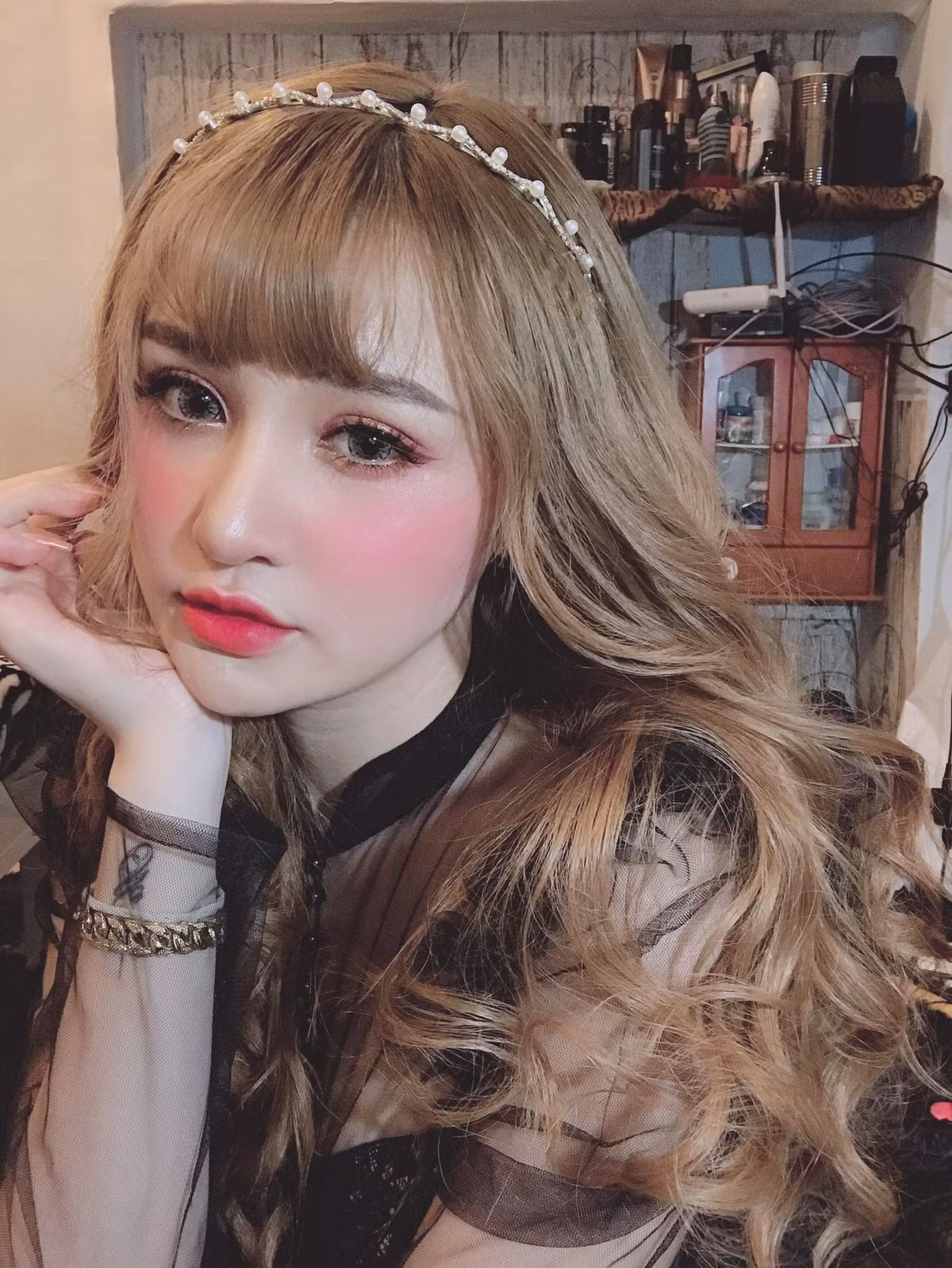 Thanh Vân nổi bật với làn da trắng sáng, mịn màng không tì vết.