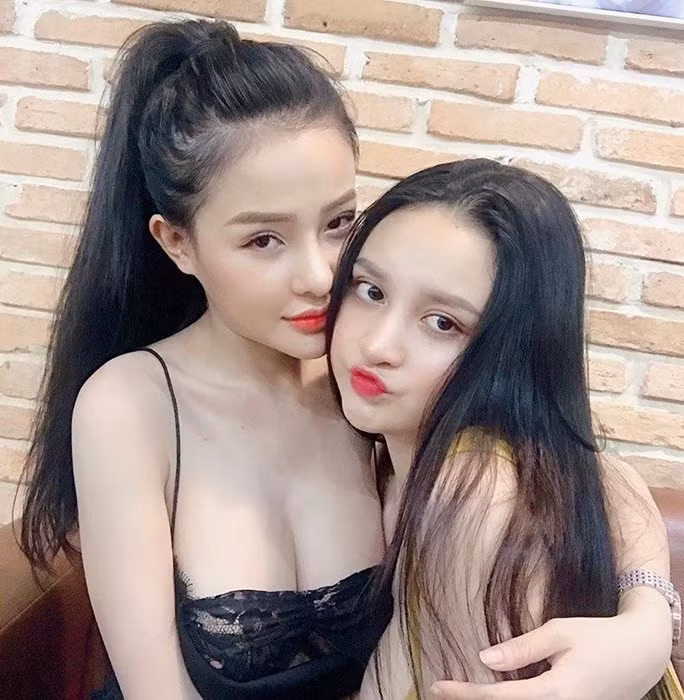 Sau một thời gian, “hot girl mặt vuông” Võ Huỳnh Thanh Vân bất ngờ tái xuất với gương mặt V-line khác lạ, công khai thừa nhận lên đời nhan sắc là nhờ đến phẫu thuật thẩm mỹ.