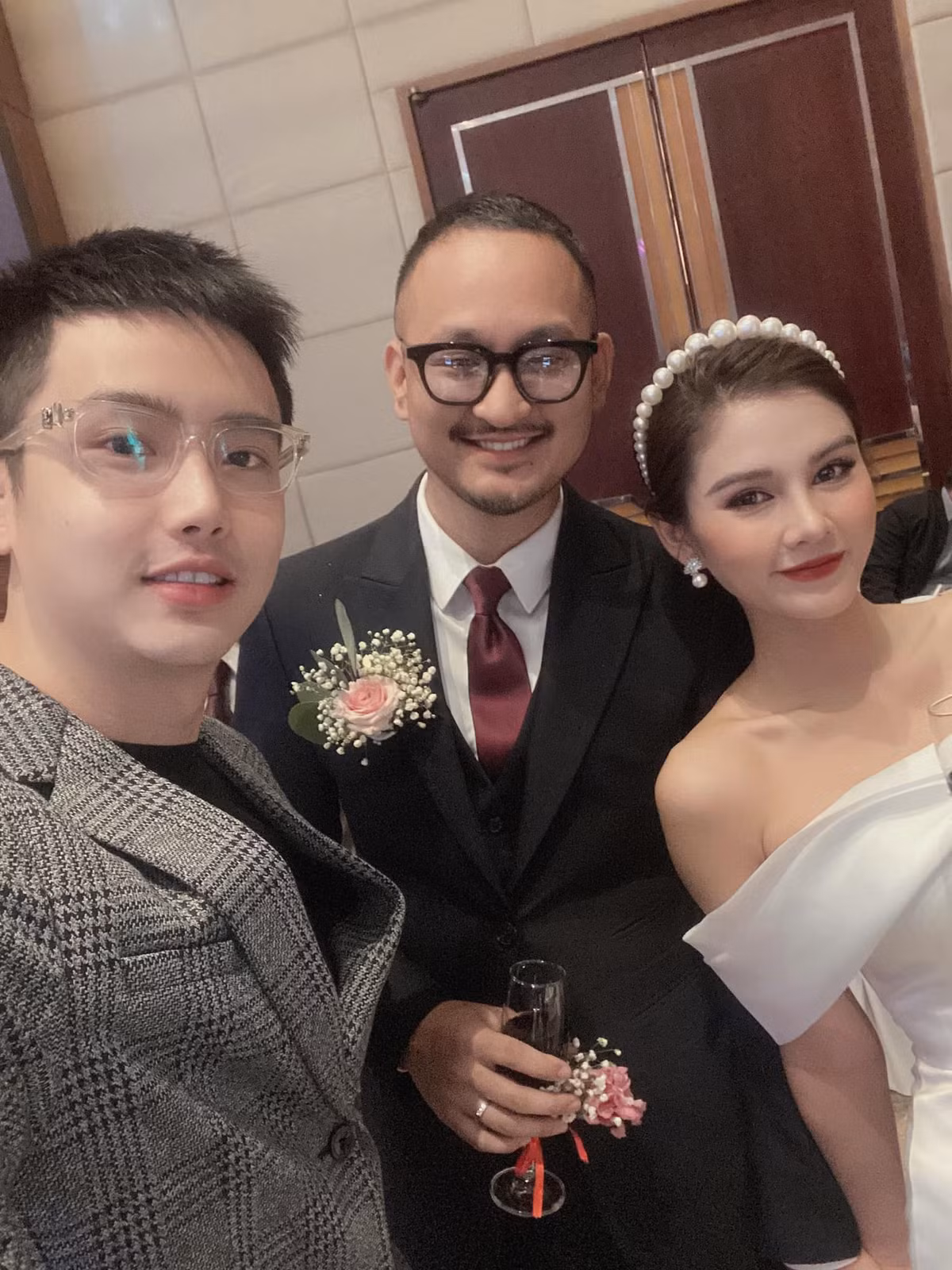 Xuất hiện tại đám cưới, MC Thu Hoài khoe vẻ đẹp gợi cảm trong thiết kế váy cưới trễ vai, cô nàng nổi bật bởi nhan sắc vô cùng xinh đẹp, cuốn hút.