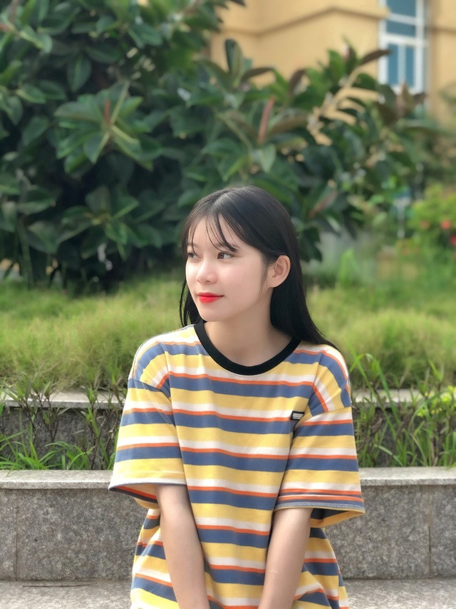 Sở hữu khuôn mặt hút ánh người nhìn, nữ sinh Học viện Tòa án cho biết đây là nhan sắc tự nhiên của cô nàng.