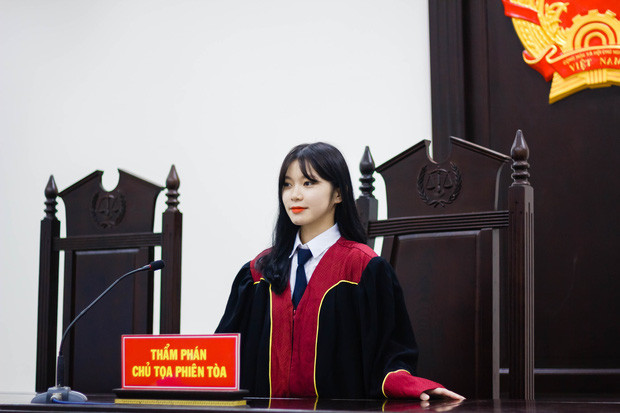 Bên cạnh những lời khen ngợi, không ít cư dân mạng đã mong mỏi muốn tìm ra "info" của hot girl Thẩm phán.