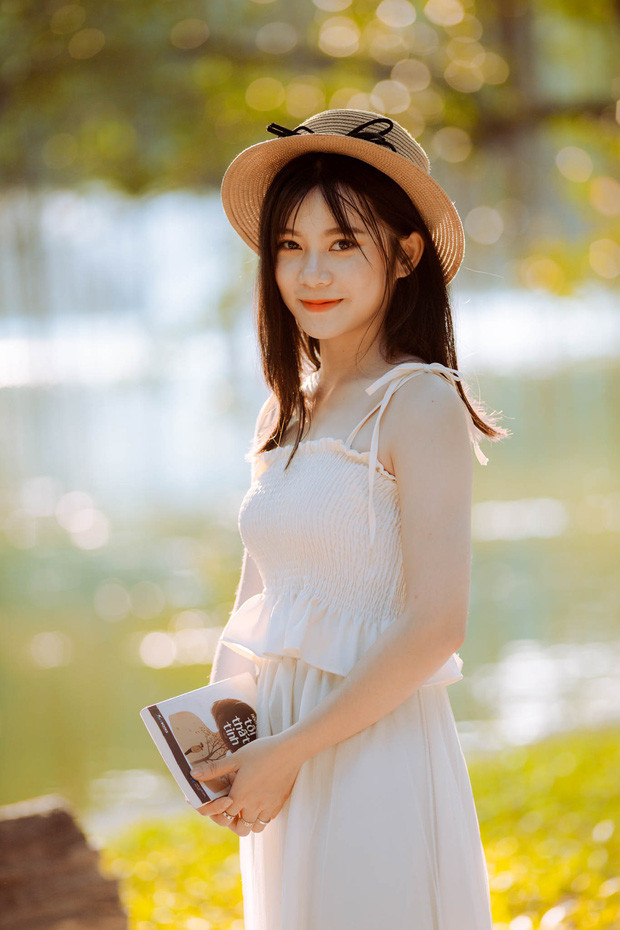 Được biết, những hình ảnh khoác áo Thẩm phán trên được chụp lại trong lần nữ sinh tham dự một phiên tòa giả định có trong chương trình học tại trường. Việc cô bạn mặc áo Thẩm phán chỉ là một cách phân vai ở tiết thực hành diễn án môn Hoạt động xét xử toà Gia đình và người chưa thành niên.