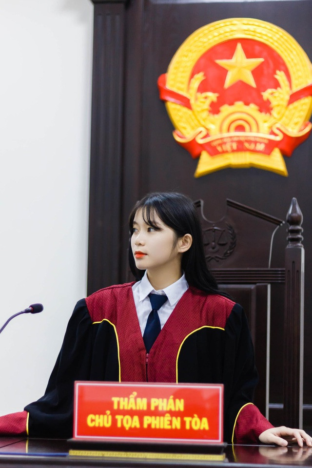 Ngay sau khi loạt ảnh khoác áo Thẩm phán xuất hiện trên MXH, nữ sinh 9x này ngay lập tức nhận được nhiều sự quan tâm của cộng đồng mạng. Nhiều người không khỏi xuýt xoa trước nhan sắc xinh đẹp của cô gái này.