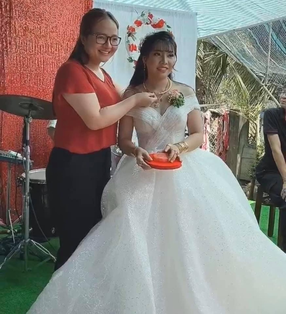 Trong ngày vui, ''hiện tượng mạng'' 9X diện chiếc váy cưới màu trắng trễ vai gợi cảm khoe nhan sắc xinh đẹp và vóc dáng cân đối.