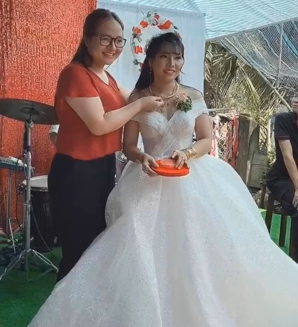 Trong ngày vui, ''hiện tượng mạng'' 9X diện chiếc váy cưới màu trắng trễ vai gợi cảm khoe nhan sắc xinh đẹp và vóc dáng cân đối.