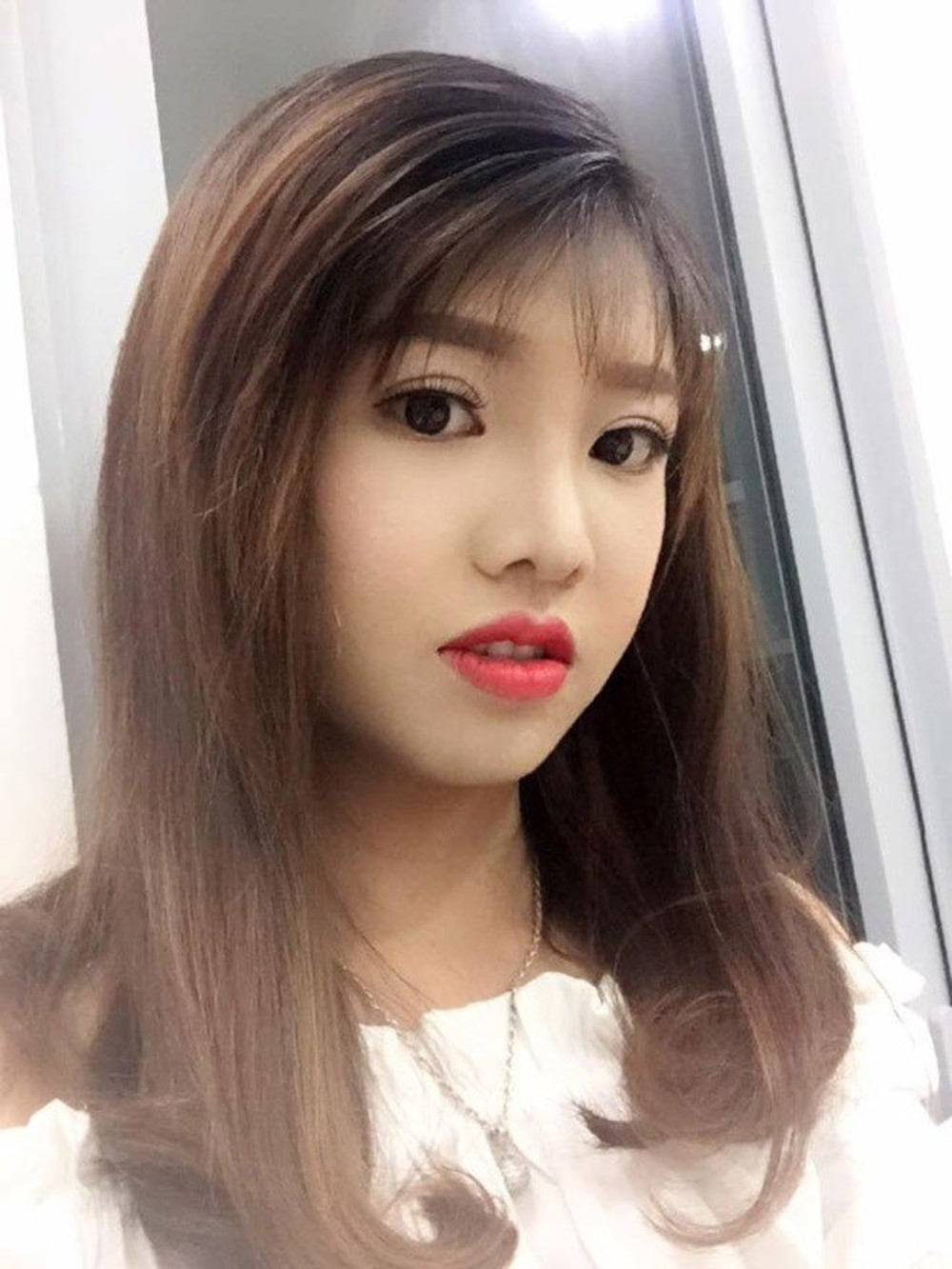 Cuộc đời bước sang trang mới với khuôn mặt ưa nhìn hơn, Quách Phượng thường xuyên cập nhật lên trang cá nhân những hình ảnh xinh đẹp, phong cách thời trang sang trọng, check in du lịch nhiều nơi,… khiến nhiều người xuýt xoa trầm trồ.