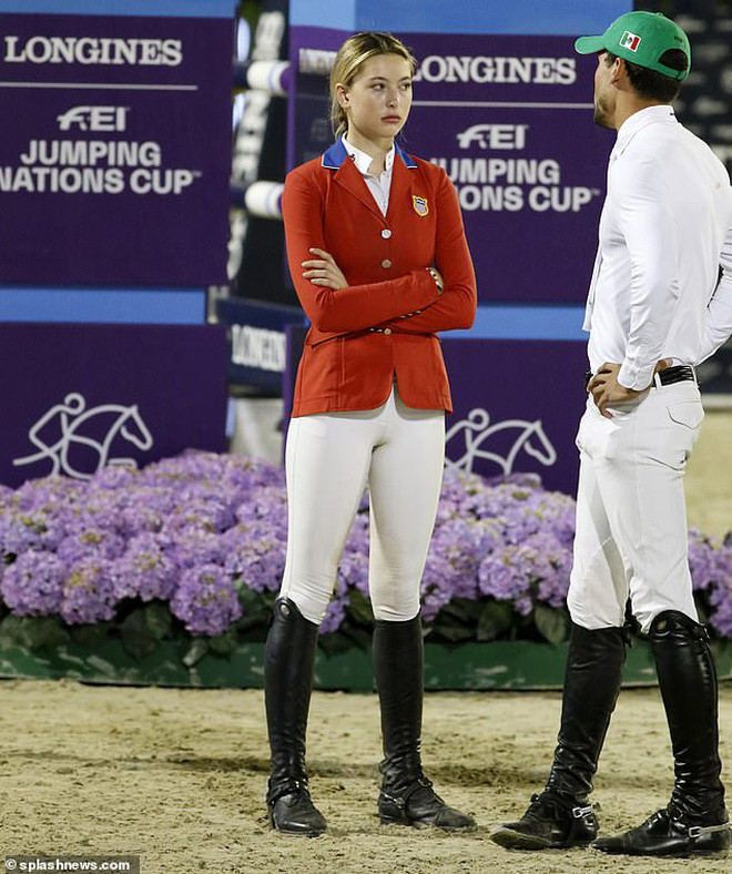 Cô nàng là một tay đua ngựa cừ khôi và tham gia không ít giải đấu trong lẫn ngoài nước.