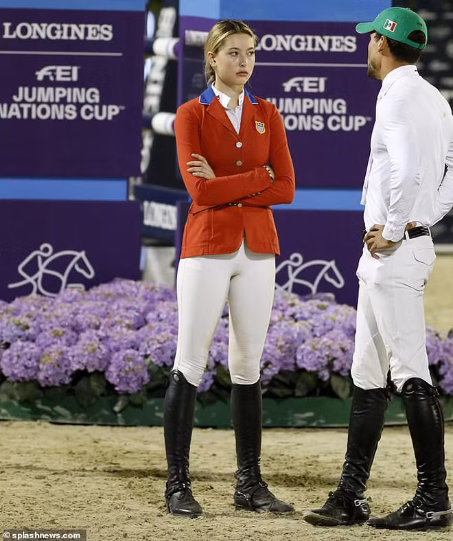 Cô nàng là một tay đua ngựa cừ khôi và tham gia không ít giải đấu trong lẫn ngoài nước.