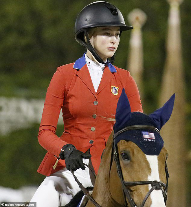 Không chỉ nổi bật với vẻ đẹp ngọt ngào, thân hình mảnh mai quyến rũ, mỹ nhân 22 tuổi còn khiến nhiều người mến mộ với tài đua ngựa và hiện là một vận động viên đua ngựa có tiếng.