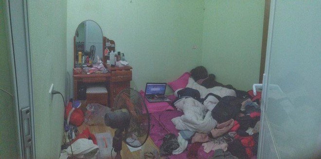 Khi cửa phòng vừa mở, tất cả đều cảm thấy kinh hoàng trước cảnh tượng trước mắt, toàn bộ căn phòng của cô gái thuê trọ không còn một chỗ trống bởi khắp nơi đều ngập rác.