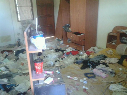 Áo quần cũ bẩn, bịch nilon, chai lọ, đồ dùng,... chất đống trong nhà ngồn ngộn nhìn không khác gì một bãi rác thải thực sự.