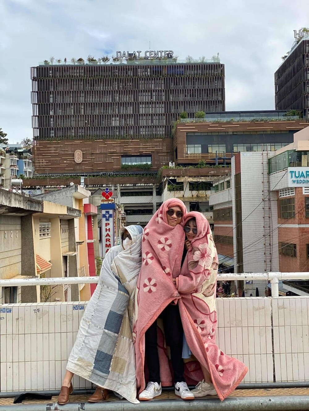 Với thời tiết lạnh rét của Đà Lạt hiện tại thì nhóm bạn trẻ này đã tự trang bị cho mình trang phục "chất như nước cất".